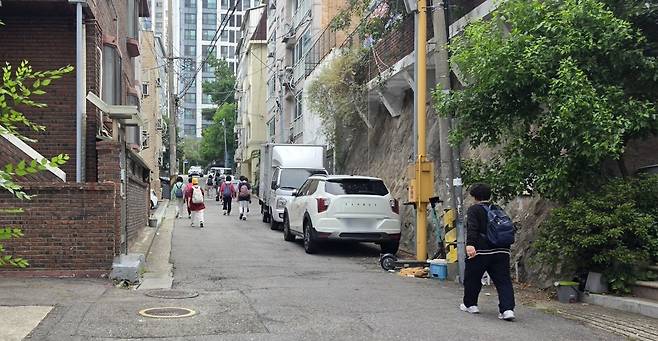 29일 오전 7시35분, 일성여중고 학생들의 등교 모습