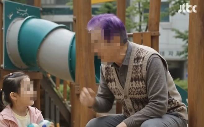 아파트 놀이터에서 5세·6세 자매를 포함해 미성년자들을 잇달아 강제 추행한 80대 남성이 1심에서 실형을 선고받았다. 피해 자매의 아버지는 피고인에 대해 평소 '보라색 머리'를 한 특이한 모습이 눈에 띄었다고 진술했다. JTBC 사건반장 2879회 캡처