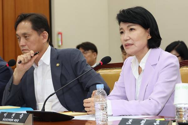 ▲ 이진숙 위원장과 김태규 부위원장이 지난해 8월14일 오후 국회에서 열린 과방위 '불법적 방송문화진흥회 이사 선임 등 방송장악 관련' 2차 청문회에서 의원 질의에 답하고 있다. ⓒ연합뉴스