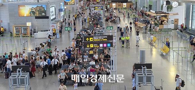 지난달 26일(현지시각) 관광객으로 몰린 스페인 남부 말라가공항. [지홍구 기자]