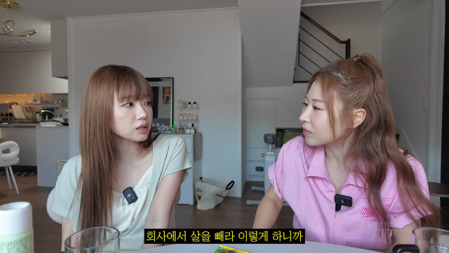 Singer Choi Yu-jeong appeared on the YouTube channel Annyeonghaseemi and opened up about her experience of having to maintain a weight in the 40kg range during her time with I.O.I, as well as the side effects she suffered from taking diet pills. Choi Yu-jeong explained that, despite being at a healthy weight at the time, she was forced to lose weight excessively at her agencys request, and she urged caution regarding past dieting methods that had harmed her health.In a conversation with Park Se-mi, Choi Yu-jeong revealed that she maintained a weight between 40 kg and 41 kg during her time as an I.O.I member. She confessed that during her teenage years, she was pressured by her agency to lose weight and was forced to take diet pills, which caused serious physical side effects such as dry mouth, heart palpitations, and nausea.Choi Yu-jeong, who noted that her eating habits have since changed and she now maintains a healthy diet, added that eating in moderation is better for ones health than extreme dieting. Recalling a time when she went through a slump and was afraid to appear in public, she now prioritizes her health.
