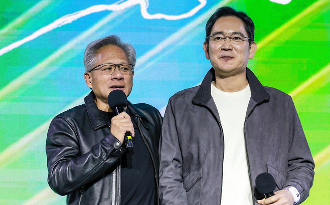 지난해 10월 엔비디아의 그래픽카드(GPU) ‘지포스’ 출시 25주년 행사에 참석한 젠슨 황 엔비디아 최고경영자와 이재용 삼성전자 회장. 연합뉴스