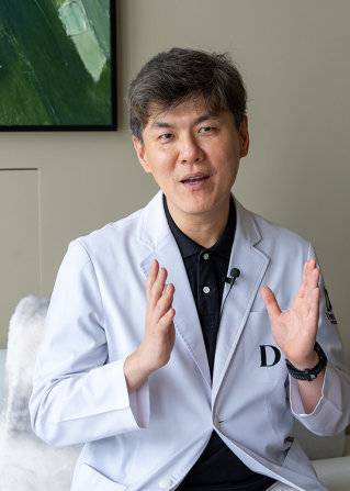 성현철 원장은 “얼굴 각질은 피부를 보호하는 천연 장벽이므로 과도하게 제거해서는 안 된다”고 말했다. 홍태식 객원기자&nbsp;