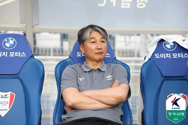 전경준 성남FC 감독이 4일 오후 7시 30분 수원월드컵경기장에서 열린 하나은행 K리그2 16라운드 경기를 바라보고 있다. /사진=한국프로축구연맹 제공