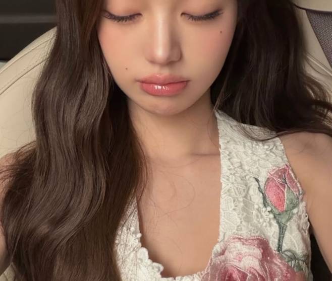 IVE member Jang Won-young showcased her timeless beauty by sharing recent photos on her social media account that highlight her radiant style. In the photos, Jang Won-young displayed her striking features and flawless skin, drawing an enthusiastic response from fans.The post garnered over 700,000 likes within about seven hours of being posted, proving its high popularity. Fans continued to show their support with positive reactions to Jang Won-youngs styling and beauty.Recently, Jang Won-young also demonstrated a change in attitude regarding the controversy over her behavior at the airport by showing that she was following proper procedures. However, indiscriminate criticism of her appearance from some quarters has also sparked controversy.