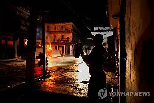 쿠바 주민들이 냄비를 두드리는 '카세롤라소' 시위를 벌이고 있다  [로이터=연합뉴스]