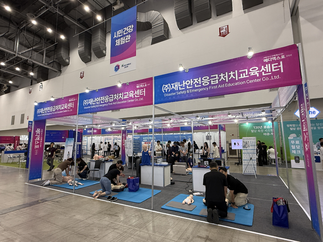 '2026 메디엑스포 코리아' 개막 첫날인 3일 시민건강체험관에서 시민들이 심폐소생술을 체험하고 있다. 박수연 기자