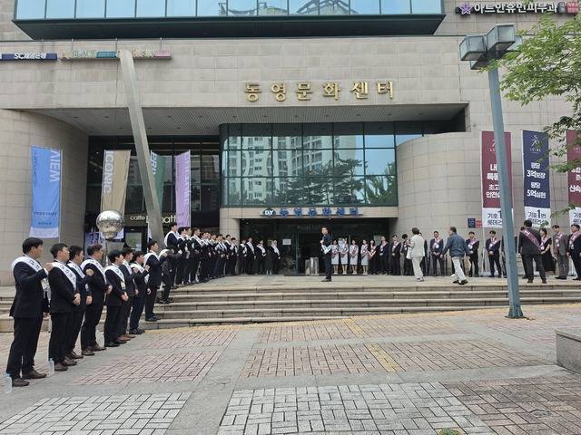 5일 오후 2시30분께 성수전략정비구역 제4지구 재개발사업 시공사 선정 총회가 열리는 서울 서초구 예림당 아트홀. 앞에서 롯데건설과 대우건설 관계자들이 도열해 조합원들에게 인사를 하고 있다. (사진=박유진 기자)