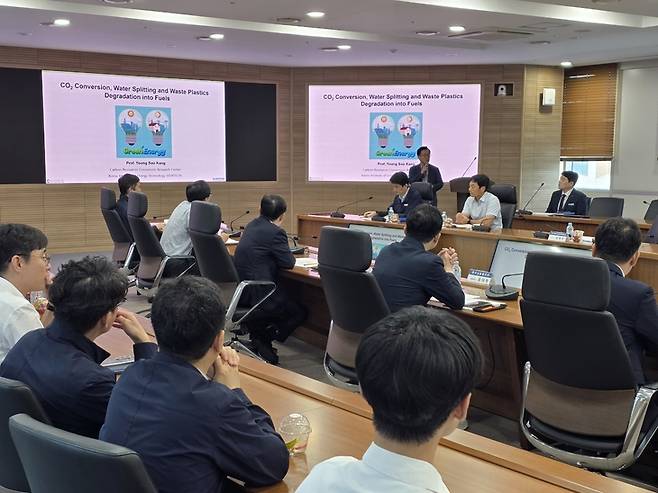 ▲강영수 한국에너지공과대학교(KENTECH) 교수가 2일 경남 진주시 본사에서 한국남동발전 임직원들을 대상으로 '고효율 이산화탄소 포집 및 전환 기술' 강연을 하고 있다. 사진=한국남동발전