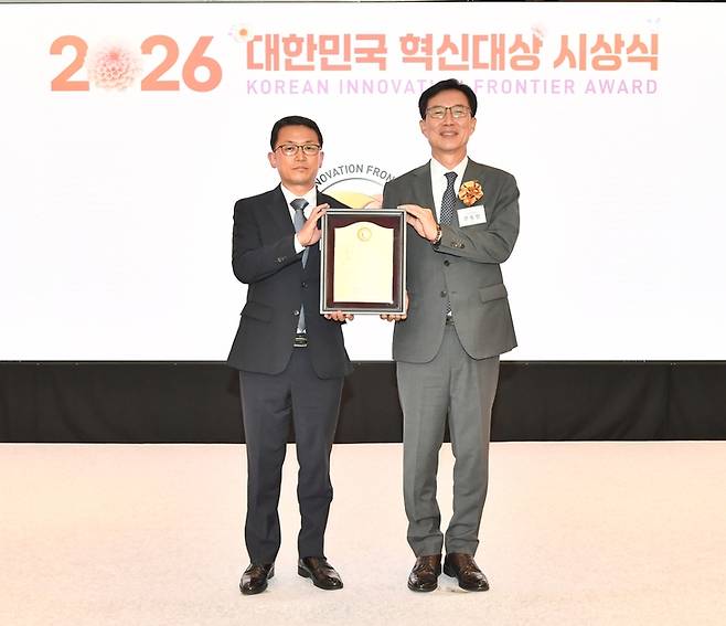 ▲한종욱 한국동서발전 발전처장(왼쪽)과 문동민 한국표준협회장이 6월 30일 서울 소공동 롯데호텔에서 열린 '2026 대한민국 혁신대상'에서 한국동서발전의 인공지능(AI) 혁신 부문 대상 수상을 기념해 사진을 촬영하고 있다. 사진=한국동서발전
