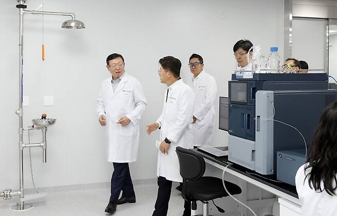 신동빈 롯데 회장(왼쪽 첫 번째)이 신유열 롯데바이오로직스 각자대표(왼쪽 네 번째) 등과 함께 3일 롯데바이오로직스 송도 캠퍼스 1공장을 찾아 연구시설을 둘러보며 생산 공정에 대한 설명을 듣고 있다. [제공=롯데지주]