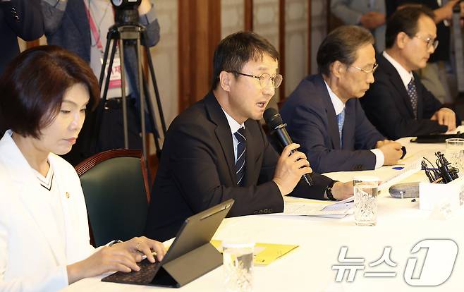 한병도 더불어민주당 대표 직무대행 겸 원내대표(왼쪽 두번째)가 5일 오후 서울 삼청동 국무총리 서울공관에서 열린 고위당정협의회에서 발언하고 있다. (공동취재) 2026.7.5 ⓒ 뉴스1 김민지 기자