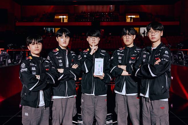 T1 선수들이 강원도 원주DB프로미아레나에서 열린 2026 LCK MSI 대표 선발전 최종전 승리 후 포즈를 취하고 있다. 사진 | 라이엇 게임즈