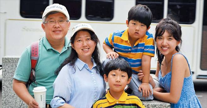 김명일 목사(맨 왼쪽)와 배우자 류춘리(왼쪽에서 두 번째), 그레이스 진(맨 오른쪽)과 진씨의 두 남동생 등 가족 사진. /그레이스 진 제공