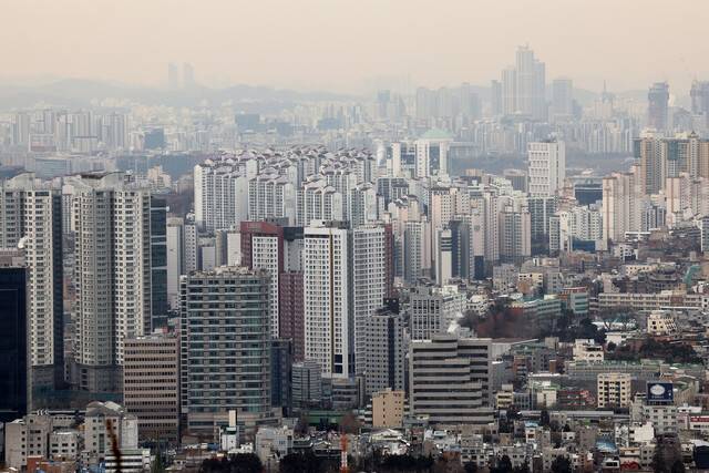 서울 남산에서 바라본 아파트 단지 등 서울 시내의 모습. 연합뉴스