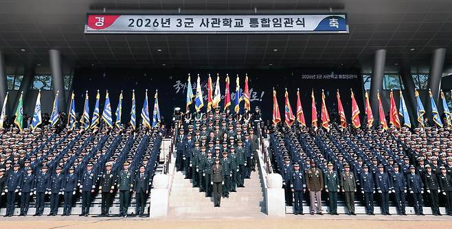 올해 2월 이재명 대통령과 김혜경 여사가 충남 계룡대 대연병장에서 열린 육·해·공군 사관학교 통합임관식에서 신임 장교들과 기념촬영을 하고 있다. 왕태석 선임기자