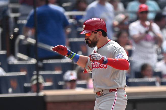 <yonhap photo-2094=""> Jun 28, 2026; New York City, New York, USA; Philadelphia Phillies designated hitter Kyle Schwarber (12) reacts after hitting a two run home run against the New York Mets during the seventh inning at Citi Field. Mandatory Credit: John Jones-Imagn Images/2026-06-29 06:04:37/ <저작권자 ⓒ 1980~2026 ㈜연합뉴스. 무단 전재 재배포 금지, AI 학습 및 활용 금지></yonhap>