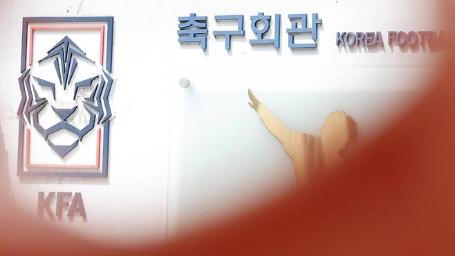 홍명보 감독이 이끄는 한국축구대표팀이 2026 월드컵에서 조별리그 탈락이라는 참담한 성적을 거두자 문화체육관광부도 정부 차원의 쇄신 방침을 밝혔으며 정치권에서도 대한축구협회 운영 전반에 대한 문제를 제기하며 국회 차원의 대책 마련에 나서겠다고 밝혔다. 사진은 6월29일 서울 종로구 축구회관 모습. /뉴시스