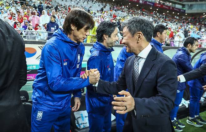 2025년 10월10일 서울 마포구 서울월드컵경기장에서 열린 남자 축구 국가대표 10월 A매치 친선전 대한민국과 브라질의 경기에 앞서 홍명보 감독과 정몽규 대한축구협회장이 악수를 하고 있다. /뉴시스