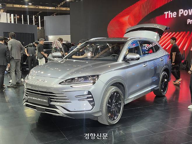 지난달 26일 ‘2026 부산모빌리티쇼’에서 BYD가 공개한 플러그인 하이브리드(PHEV) ‘SEALION 6 DMi’가 전시돼 있다. 박홍두 기자