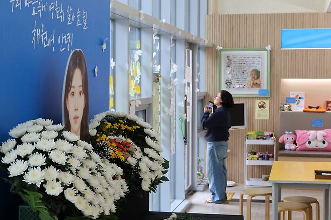 광주 광산구 광주시교육청 시민협치진흥원 1층에 마련된 이채원 학생 기억공간에서 지난달 9일 한 시민이 이 양을 추모하고 있다. 연합뉴스
