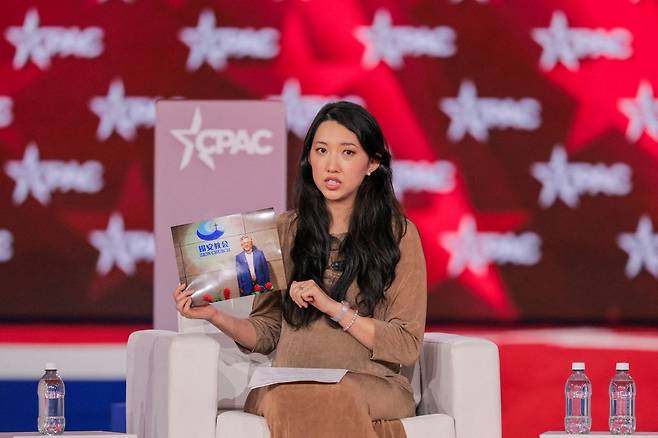 그레이스 진씨가 지난 3월 미국 텍사스주 그레이프바인에서 아버지 에즈라 진 목사의 사진을 들고 있다. 로이터연합뉴스