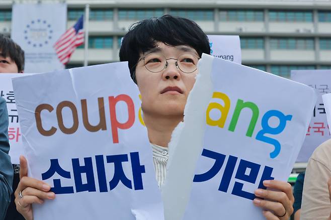 안전한 쿠팡만들기 공동행동 회원들이 3일 서울 종로구 주한미국대사관 앞에서 열린 ‘쿠팡 비호 보고서 발표한 미국 하원 및 쿠팡 규탄 기자회견’에서 보고서 폐기를 촉구하는 상징의식을 하고 있다.[연합뉴스]