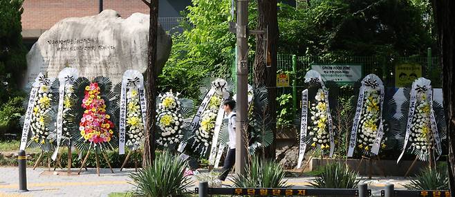 1일 오후 서울 강동구 배재고등학교 정문 앞에 근조화환이 놓여 있다. 앞서 배재고 선수들은 지난달 29일 서울 목동구장에서 열린 제81회 청룡기 전국고교야구선수권대회에서 상대 팀인 광주제일고를 향해 “스타벅스 가야지”, “탱크데이” 등의 구호를 외쳐 논란이 되고 있다. 해당 표현은 5·18민주화운동을 폄훼했다는 비판을 받은 스타벅스코리아의 ‘5·18 탱크데이’ 이벤트를 연상시킨다는 지적이 나온다.[뉴스1]