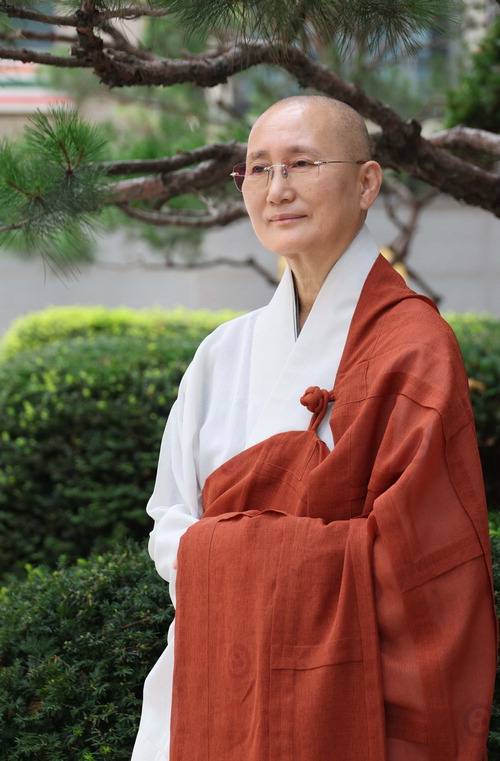 매일경제 사옥 앞에서 만난 능행스님.
한주형 기자