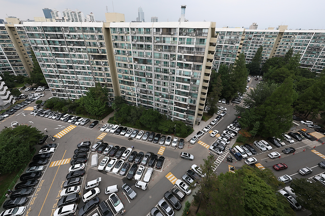 서울 강남구가 지난 7월 2일 대치동 은마아파트 재건축정비사업 사업시행계획을 인가했다. 조합은 2028년 착공을 목표로 재건축 사업을 추진한다. 사진은 이날 서울 강남구 은마아파트의 모습. [연합뉴스]