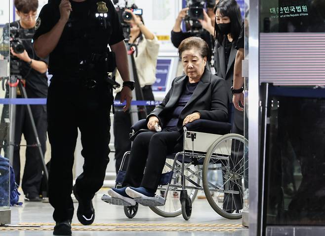 한학자 통일교 총재가 지난해 9월22일 오후 서울 서초구 중앙지방법원에서 윤석열 전 대통령 부부에게 통일교 현안을 청탁했다는 의혹과 관련 구속 전 피의자 심문(영장실질심사)을 마친 뒤 대기 장소인 서울구치소로 향하고 있다. /사진=뉴스1 /사진=(서울=뉴스1) 이광호 기자