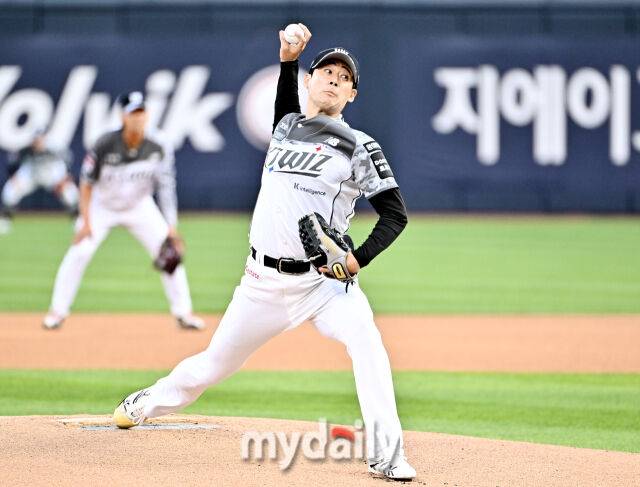 11일 오후 경기도 수원시 수원KT위즈파크에서 진행된 '2026 프로야구 KBO리그' KT위즈와 삼성라이온즈와의 경기. KT 스기모토가 선발등판해 역투하고 있다./송일섭 기자