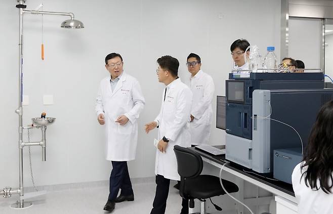 신동빈 롯데 회장이 지난 3일 롯데바이오로직스 송도캠퍼스 1공장을 처음으로 찾아 생산 준비 햔황 등을 직접 점검하고 있다. [롯데지주 제공]
