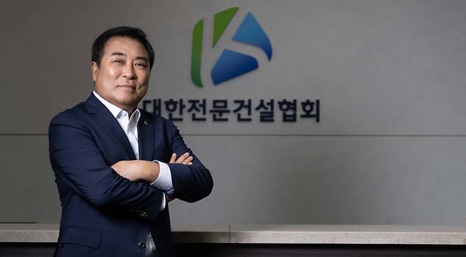 윤학수 대한전문건설협회장이 29일 오후 서울 동작구 전문건설회관에서 인터뷰를 하기 전 포즈를 취하고 있다. 윤창빈 기자