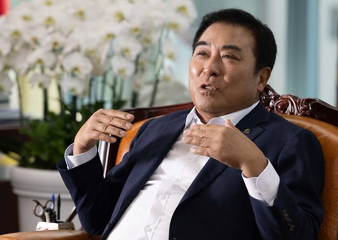 윤학수 대한전문건설협회장이 지난 6월 29일 오후 서울 동작구 전문건설회관에서 인터뷰를 하고 있다. 윤창빈 기자
