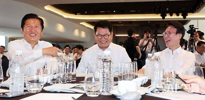[서울=뉴시스] 고범준 기자 = 정청래(왼쪽부터), 송영길, 김민석 더불어민주당 의원이 3일 서울 용산 서울드래곤시티호텔에서 열린 더불어민주당 후반기 국회 대비 국회의원 워크숍에 참석해 자리하고 있다. 2026.07.03. bjko@newsis.com