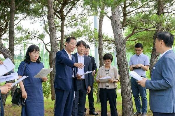 손훈모 순천시장과 민선 9기 순천시장직 인수위원들이 지난달 22일 쓰레기 소각장 예정지를 방문해 사업 추진 현황을 점검하고 있다. 사진 제공=인수위