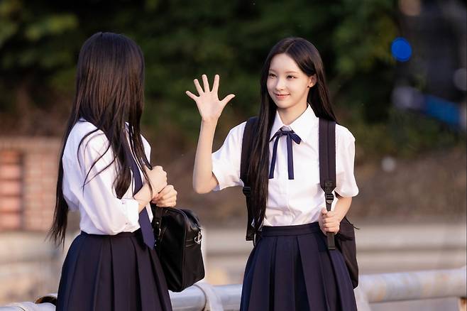 리센느 미나미(왼쪽)와 원이, 만찬가MV 비하인드
