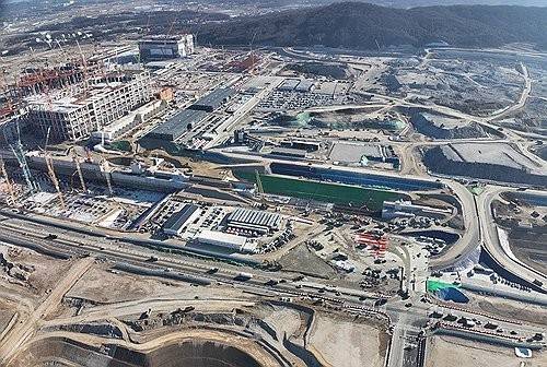 윤곽 드러낸 600조 SK 용인클러스터  (서울=연합뉴스) 총 600조원이 투입되는 SK하이닉스 용인 클러스터의 첫 전진 기지가 외관을 갖추기 시작했다. 총 4개의 팹 가운데 선발주자인 1기 팹의 골조 공사가 한창 진행되면서 'K-반도체' 게임체인저의 윤곽이 드러나고 있다. 사진은 SK하이닉스 용인클러스터 전경. 2025.12.28 [SK하이닉스 제공. 재판매 및 DB 금지] photo@yna.co.kr