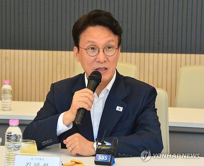 SK하이닉스 찾아 간담회 하는 김민석 전 총리 (청주=연합뉴스) 이성민 기자 = 더불어민주당 당권 주자로 거론되는 김민석 전 국무총리가 2일 충북 청주시 SK하이닉스 4캠퍼스를 방문해 가진 간담회에서 발언하고 있다. 2026.7.2 [공동 취재] chase_arete@yna.co.kr