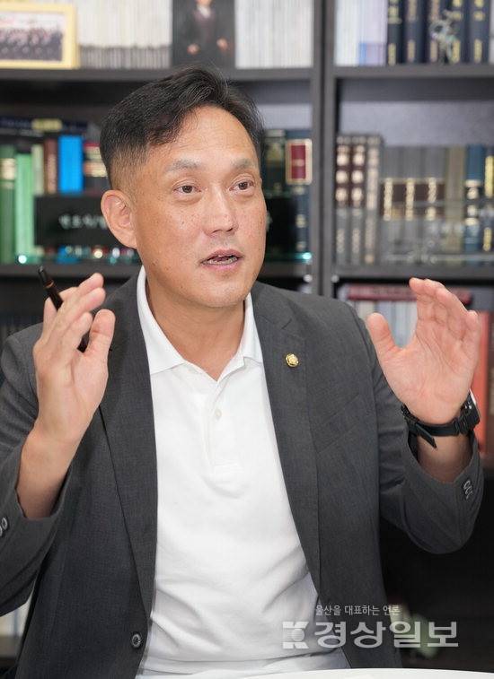 ▲ 김태규 울산 남구갑 국회의원이 선관위 개혁을 위한 1호 법안에 대해 이야기하고 있다. 김도현기자 do@ksilbo.co.kr
