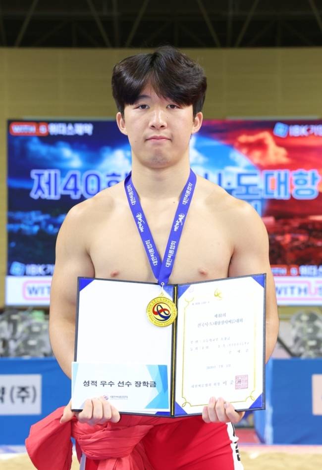 손세준(마산용마고)이 5일 창녕국민체육센터에서 열린 '제40회 전국시도대항장사씨름대회' 고등부 소장급(75㎏ 이하)에서 1위를 차지한 뒤 기념 촬영을 하고 있다. /대한씨름협회