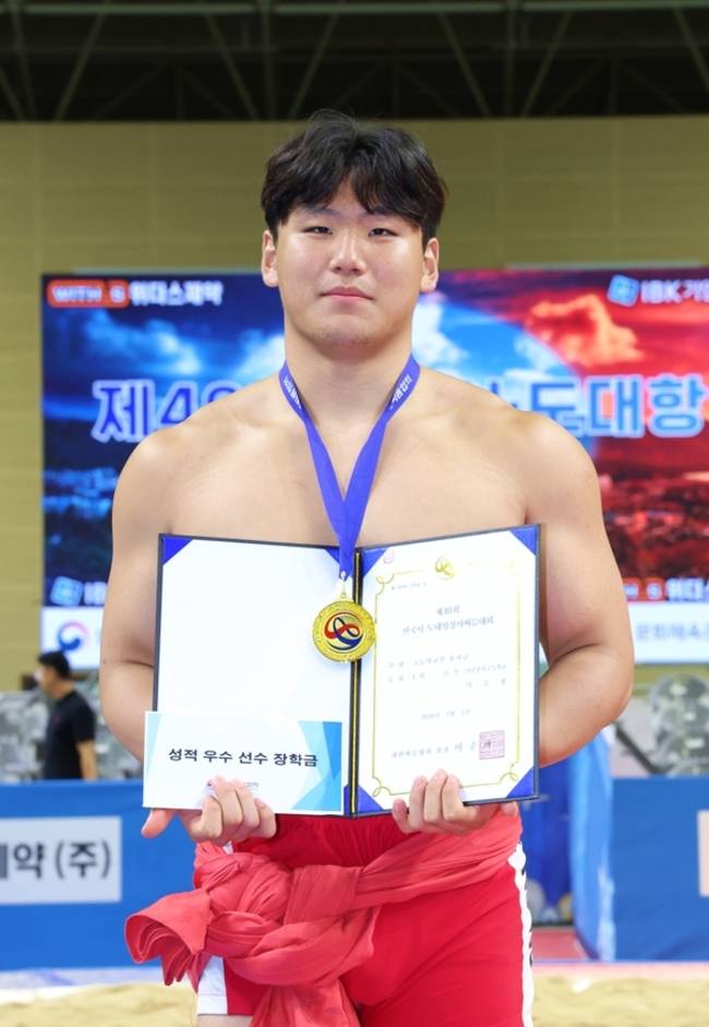 서금광(마산용마고)이 5일 창녕국민체육센터에서 열린 '제40회 전국시도대항장사씨름대회' 고등부 용사급(90㎏ 이하)에서 1위를 차지한 뒤 기념 촬영을 하고 있다. /대한씨름협회