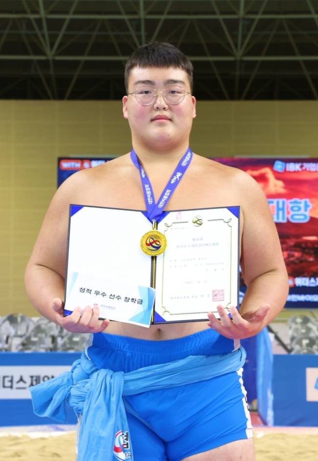 손재민(마산용마고)이 5일 창녕국민체육센터에서 열린 '제40회 전국시도대항장사씨름대회' 고등부 장사급(135㎏ 이하)에서 1위를 차지한 뒤 기념 촬영을 하고 있다. /대한씨름협회