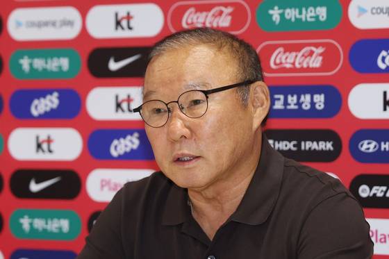 2026 북중미 월드컵 조별리그에서 탈락한 한국 축구 국가대표팀 박항서 단장이 28일(현지시간) 오전 멕시코 과달라하라 인근 사포판의 치바스 바예 베르데에서 기자회견을 열고 사과문을 발표하고 있다. 〈사진=연합뉴스〉