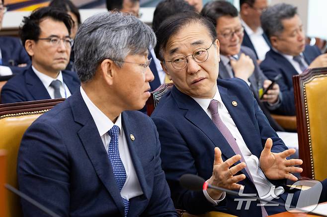 김윤덕 국토교통부 장관과 김이탁 1차관이 30일 서울 여의도 국회에서 제434회 국회(임시회) 폐회중 열린 국토교통위원회 제4차 전체회의에 출석해 대화하고 있다. 2026.4.30 ⓒ 뉴스1 유승관 기자