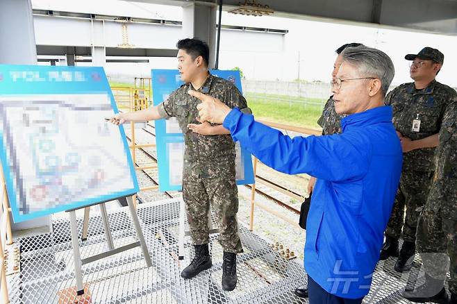 민형배 전남광주통합특별시장이 3일 ‘반도체 메가프로젝트 성공 지원’을 위해 광주 군공항을 찾아 현장점검을 하고 있다.(전남광주통합특별시 제공. 재판매 및 DB금지)2026.7.3 /뉴스1