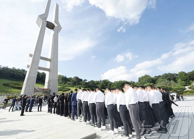 배재고 야구부 선수단과 교사, 학부모 80여명이 광주일고 학생들과 함께 6일 광주 국립 5.18민주묘역을 방문해 헌화 참배하고 있다. ⓒ 뉴스1 김태성 기자