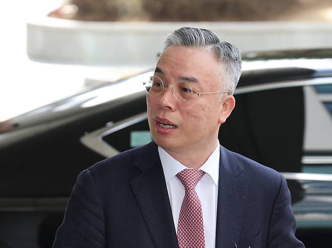 '3대 특검'(내란·김건희·순직해병) 이후 남은 의혹을 수사하는 권창영 종합특별검사가 지난 2월 26일 내란·외환 의혹을 수사한 조은석 특별검사를 예방하기 위해 서울고검 청사로 들어서고 있다./연합뉴스