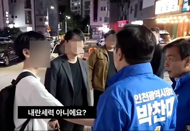 지난 6.3 지방선거를 앞두고 청년들이 각 지역 후보들에게 '주적이 누구냐'고 묻는 장면. 당시 박찬대 민주당 인천시장 후보는 "내란 세력"이라고 답했다. /유튜브